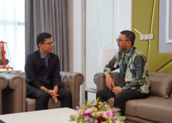 SYAMSUL Farizz Nadzeri (kanan) dilantik sebagai Ketua Pegawai Eksekutif (CEO) baharu Majlis Pembangunan Wilayah Ekonomi Pantai Timur (ECERDC). - FACEBOOK KEMENTERIAN EKONOMI