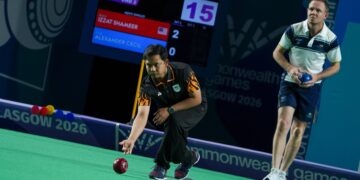 IZZAT Shameer (kiri) berjaya melakar kemenangan ke atas wakil Kepulauan Falkland, Cecil Alexander dalam aksi pembukaan Kumpulan D perseorangan lelaki di Scottish Event Campus Centre Falkland-IHSAN MSN