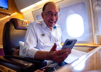 ANWAR Ibrahim menerima panggilan telefon bersama Putera Salman bin Hamad Al Khalifa dan Presiden dan Ketua Pegawai Eksekutif Formula 1, Stefano Domenicali.-FACEBOOK ANWAR IBRAHIM