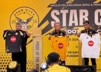 SAIFUDDIN Nasution Ismail (tengah) menunjukkan jersi baharu Star City pada majlis peluncuran pasukan itu yang dijenamakan daripada Imigresen FC di Alor Setar, Kedah hari ini.