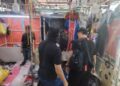 Kementerian Perdagangan Dalam Negeri dan Kos Sara Hidup (KPDN) Kuala Lumpur ketika membuat serbuan di Jalan Petaling, semalam.