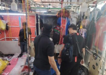 Kementerian Perdagangan Dalam Negeri dan Kos Sara Hidup (KPDN) Kuala Lumpur ketika membuat serbuan di Jalan Petaling, semalam.
