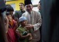 Perdana Menteri, Datuk Seri Anwar Ibrahim menyantuni jemaah sewaktu hadir menunaikan solat jumaat di Masjid As-Sodiqin, Taman Kobena di sini, hari ini. - UTUSAN/SYAKIR RADIN
