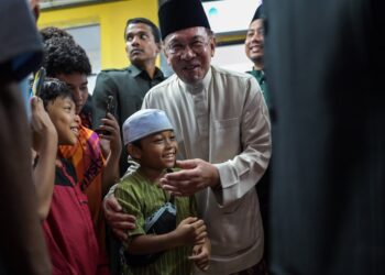 Perdana Menteri, Datuk Seri Anwar Ibrahim menyantuni jemaah sewaktu hadir menunaikan solat jumaat di Masjid As-Sodiqin, Taman Kobena di sini, hari ini. - UTUSAN/SYAKIR RADIN