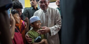 Perdana Menteri, Datuk Seri Anwar Ibrahim menyantuni jemaah sewaktu hadir menunaikan solat jumaat di Masjid As-Sodiqin, Taman Kobena di sini, hari ini. - UTUSAN/SYAKIR RADIN