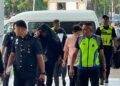 EMPAT individu termasuk anggota tentera wanita diiringi polis ketika tiba di Kompleks Mahkamah Kuala Lumpur bagi pertuduhan menipu seorang lelaki melibatkan pelaburan minyak wangi bernilai RM38,400, di sini hari ini.