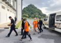 ANTARA suspek yang dibawa ke Kompleks Mahkamah Kangar, Perlis, hari ini, bagi mendapatkan permohonan reman. -UTUSAN/SPRM
