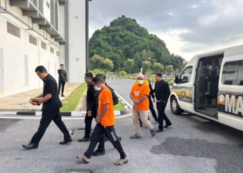 ANTARA suspek yang dibawa ke Kompleks Mahkamah Kangar, Perlis, hari ini, bagi mendapatkan permohonan reman. -UTUSAN/SPRM