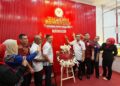Mohamad Hafizal (lima dari kanan) bersama tetamu kenamaan sempena pelancaran KESS di Pasir Gudang.