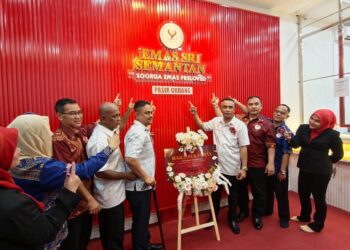 Mohamad Hafizal (lima dari kanan) bersama tetamu kenamaan sempena pelancaran KESS di Pasir Gudang.