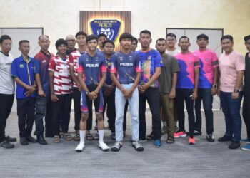 ATLET dan pihak pengurusan pasukan berbasikal Perlis merakamkan gambar bersama pada Majlis Ramah Mesra Bersama Atlet Pasukan Berbasikal Negeri Perlis Ke Sukma Selangor 2026 di Majlis Sukan Negeri (MSN) Perlis, hari ini. -UTUSAN/ASYRAF MUHAMMAD