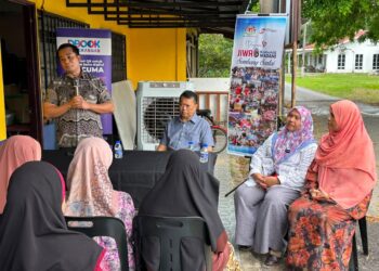KAMARUL Azman Khamis pada program sembang santai Komuniti Madani di Kampung Gial, Arau, Perlis.-UTUSAN