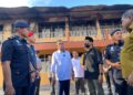 SAIFUDDIN Nasution Ismail ketika melawat asrama SMA Tarbiah Diniah yang terlibat kebakaran di Kulim.