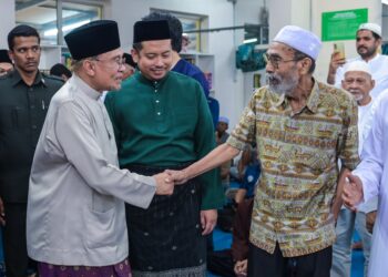 Perdana Menteri, Datuk Seri Anwar Ibrahim menyantuni jemaah sewaktu hadir menunaikan solat jumaat di Masjid As-Sodiqin, Taman Kobena di sini, hari ini. - UTUSAN/SYAKIR RADIN