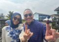 HISHAMMUDDIN bersama isterinya, Datin Seri Marsilla Tengku Abdullah di pusat mengundi di Sekolah Agama Taman Sri Lambak, di sini.