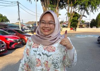 AMIRA selesai mengundi di Dewan Kampung Melayu di sini hari ini.