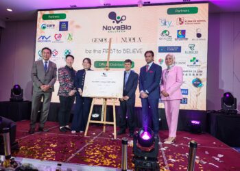 Zulli (tiga dari kanan) dan Dr. Mohan (dua dari kanan) ketika pelancaran produk sel stem dari apel di Putrajaya.