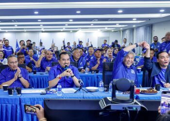 PENGERUSI Barisan Nasional (BN), Datuk Seri Dr. Ahmad Zahid Hamidi bersama kepemimpinan dan penyokong parti itu bagi meraikan kemenangan parti itu dalam PRN Johor malam ini.UTUSAN/SHIDDIEQIIN ZON