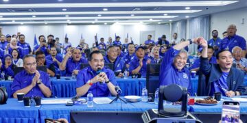PENGERUSI Barisan Nasional (BN), Datuk Seri Dr. Ahmad Zahid Hamidi bersama kepemimpinan dan penyokong parti itu bagi meraikan kemenangan parti itu dalam PRN Johor malam ini.UTUSAN/SHIDDIEQIIN ZON