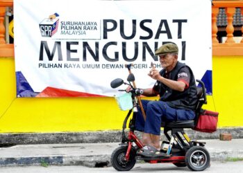 Zainudin Ab Jabar,70, menggunakan motorsikal elektrik untuk ke pusat mengundi pada Pilihan Raya Negeri Johor Ke-16 di SMK Taman Molek, Johor Bahru. -UTUSAN/RAJA JAAFAR ALI
