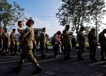 Sebahagian pengundi beratur pada proses pengundian awal bagi Pilihan Raya Negeri (PRN) Johor ke-16, di Kem Mahkota. -UTUSAN/SHIDDIEQIIN ZON