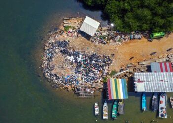 Pandangan daripada udara kelihatan timbunan sampah berhampiran jeti nelayan ketika tinjauan di Kampung Baru, Pulau Redang. -UTUSAN/PUQTRA HAIRRY
