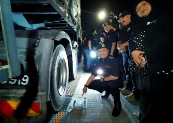 RUSLIN Jusoh (dua dari kanan) dan Aedy Fadly semasa Op Bersepadu Dadah di kawasan rehat dan rawat  (RnR) Seremban, Lebuhraya Utara Selatan Arah Selatan, Seremban, Negeri Sembilan malam tadi.