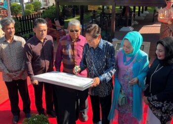 AARON Ago Dagang (kiri) bersama Tun Ramli Ngah Talib (dua dari kiri) ketika majlis perasmian Program Minggu Kenangan P. Ramlee 2026: 'Sepanjang Riwayatku' dan Sambutan 100 Tahun Rumah Kelahiran P. Ramlee di George Town, Pulau Pinang, hari ini. - UTUSAN/SAFINA RAMLI 