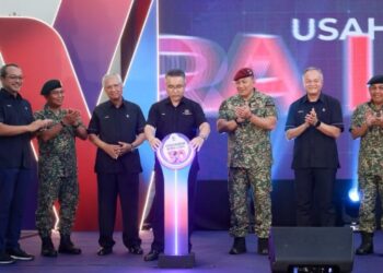 ADLY Zahari melakukan gimik sebagai simbolik merasmikan Majlis Jelajah Wira LTAT Edisi Pantai Timur di Kem Dewa Pahlawan, Ketereh, Kota Bharu, Kelantan hari ini. - UTUSAN/KAMARUL BISMI KAMARUZAMAN