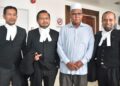 RUS’SELE Eizan (dua dari kanan) bersama barisan peguam selepas keputusan penghakiman bagi membatalkan saman pemula difailkan oleh tiga bekas ADUN Pas berhubung pengisytiharan kekosongan luar jangka tiga kerusi DUN pada 25 Disember tahun lalu di Kangar, Perlis, hari ini. - UTUSAN/ASYRAF MUHAMMAD