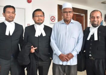 RUS’SELE Eizan (dua dari kanan) bersama barisan peguam selepas keputusan penghakiman bagi membatalkan saman pemula difailkan oleh tiga bekas ADUN Pas berhubung pengisytiharan kekosongan luar jangka tiga kerusi DUN pada 25 Disember tahun lalu di Kangar, Perlis, hari ini. - UTUSAN/ASYRAF MUHAMMAD