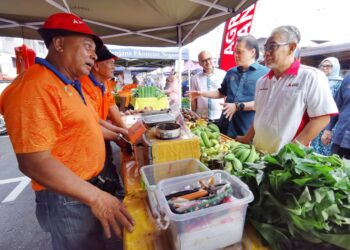 TENGKU Ahmad Badli Shah Raja Hussin dan Chan Ming Kai bertemu peniaga semasa Program Lawatan Pasar Tani Ampangan di Seremban, Negeri Sembilan semalam. – UTUSAN/MOHD. SHAHJEHAN MAAMIN