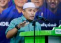 AHMAD Fadhli Shaari berucap pada Grand Finale Perikatan Nasional (PN) Pilihan Raya Negeri (PRN) Johor ke-16, di Laman Muafakat, Bakri, di sini hari ini. UTUSAN/SHIDDIEQIIN ZON