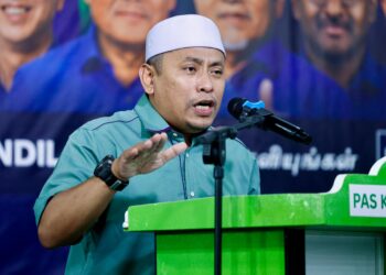 AHMAD Fadhli Shaari berucap pada Grand Finale Perikatan Nasional (PN) Pilihan Raya Negeri (PRN) Johor ke-16, di Laman Muafakat, Bakri, di sini hari ini. UTUSAN/SHIDDIEQIIN ZON