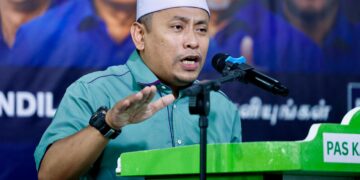 AHMAD Fadhli Shaari berucap pada Grand Finale Perikatan Nasional (PN) Pilihan Raya Negeri (PRN) Johor ke-16, di Laman Muafakat, Bakri, di sini hari ini. UTUSAN/SHIDDIEQIIN ZON