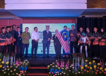AHMAD Zahid Hamidi (tengah) mengibarkan Jalur Gemilang pada Majlis Amanat bersama Kontinjen TVET@KKDW ke Worldskills Shanghai 2026 di Seri Pacific Kuala Lumpur. UTUSAN/M. FIRDAUS M. JOHARI