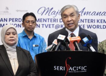 AHMAD Zahid Hamidi  serta Timbalan Menteri Kemajuan Desa dan Wilayah, Datuk Rubiah Haji Wang ketika sidang akhbar selepas majlis amanat bersama Kontinjen TVET@KKDW ke Worldskills Shanghai 2026 di Seri Pacific Hotel, Kuala Lumpur. UTUSAN/M. FIRDAUS M. JOHARI