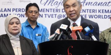 AHMAD Zahid Hamidi serta Timbalan Menteri Kemajuan Desa dan Wilayah, Datuk Rubiah Haji Wang ketika sidang akhbar selepas majlis amanat bersama Kontinjen TVET@KKDW ke Worldskills Shanghai 2026 di Seri Pacific Hotel, Kuala Lumpur. UTUSAN/M. FIRDAUS M. JOHARI