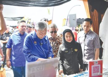 AHMAD Zahid Hamidi bersama Manndzri (kiri) dan Suriani melihat produk agromakanan yang dijual dalam Program RISDA Agromajestic Negeri Johor 2026 di Dataran Kejat, Bandar Tenggara, Kota Tinggi, Johor semalam.