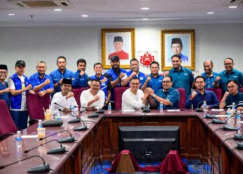 GAMBAR pertemuan antara kepemimpinan Pemuda UMNO dan Pemuda Pas yang dikongsikan Muhamad Akmal Saleh. - FB AKMAL SALEH