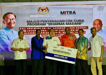 R. RAMANAN bersama Siew Fook ketika menyerahkan bantuan rumah ibadat tahun 2026 pada Majlis Perasmian Program Celik Madani 2026 dan Dharma Madani Zon Selatan di Seremban hari ini.- UTUSAN/NOR SHAFIQAH MOHD GHAZALI