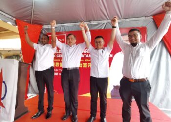 ANTHONY Loke Siew Fook (dua dari kiri) bersama tiga calon muka baharu dari parti itu, iaitu Lee Kai Yet (kanan), Mugunthan (kiri)  dan Ho Weng Wah (dua dari kanan) semasa Majlis Pelancaran Bilik Gerakan PH DUN Temiang di Seremban, hari ini. UTUSAN/MOHD. SHAHJEHAN MAAMIN