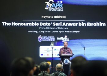 ANWAR Ibrahim ketika menyampaikan ucaptama dalam Sidang Meja Bulat Asia Pasifik (APR) Ke-39 di sini, hari ini.
