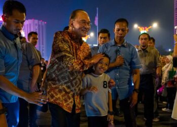 ANWAR Ibrahim sewaktu Dataran Merdeka untuk menyaksikan Citrawarna 2026, sebuah acara seni dan budaya yang menghimpunkan kepelbagaian tradisi serta warisan dari seluruh negara dalam satu pertunjukan penuh warna-warni, malam tadi. - Sumber: FB Anwar Ibrahim