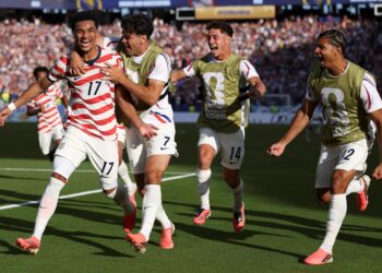 PEMAIN Amerika Syarikat, Malik Tillman (No.17) meraikan jaringan kedua bersama rakan sepasukannya pada aksi pusingan ke-32 Piala Dunia menentang Bosnia & Herzegovina di Stadium San Francisco Bay Area, sebentar tadi.-AFP