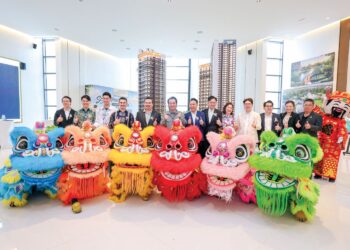 PENGARAH Eksekutif Palm Springs Development Sdn. Bhd., Christopher Tan (empat dari kiri) bersama Pengarah Urusannya,  Datuk Seri Andrew Tan (lima dari kiri) bergambar bersama tetamu pada Majlis Pelancaran Xanadu Millennium di Taman Desa Millennia, Puchong, Selangor semalam. - UTUSAN/FARIZ RUSADIO