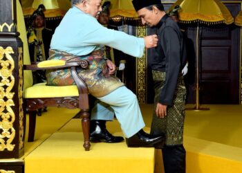 TUANKU Syed Sirajuddin Jamalullail berkenan menganugerahkan Pingat Jasa Baik (PJB) kepada Mohd. Hafiz Abd. Mutalib bersempena Ulang Tahun Keputeraan Ke-83 Raja Perlis di Istana Arau, Perlis, semalam.