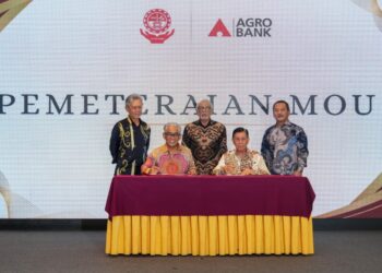 TENGKU Ahmad Badli Shah Raja Hussin (depan, kanan) menandatangani dokumen kerjasama strategik bersama Timbalan Presiden GPPPKMM, Onn Mohd Yassin sambil disaksikan oleh (barisan belakang, dari kanan) Timbalan Ketua Pegawai Eksekutif TEKUN Nasional, Misman Hussin, Zainal Abidin Datuk Abd Majid dan Datuk Yunos Abd Ghani di Kuala Lumpur.