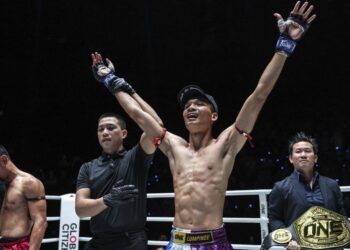 Ahmad Nor Iman Aliff Rakib diisytiharkan  pemenang selepas menewaskan Sam-A Gaiyanghadao menerusi kemenangan knockout (KO) untuk merangkul Kejuaraan Dunia Interim Muay Thai Strawweight ONE Championship di Stadium Lumpinee, Bangkok, kelmarin. - IHSAN ONE CHAMPIONSHIP