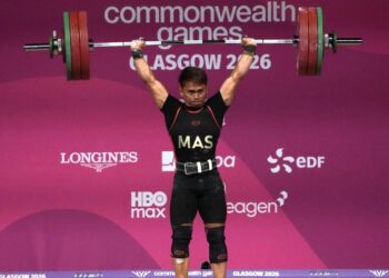 Mohamad Aniq Kasdan mengangkat bebanan keseluruhan 273 kilogram untuk membolehkannya menang pingat emas di Sukan Komanwel Glasgow 2026. - IHSAN MSN